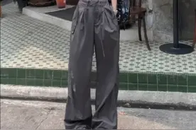 “运动鞋”的正确打开方式：搭阔腿裤、配膝下裙，既时髦还显腿长图片