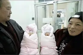 儿子36岁不结婚，56岁母亲为了传宗接代，直接自己生下双胞胎！图片