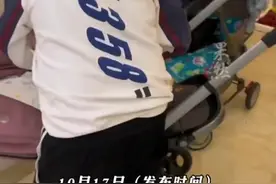 10岁哥哥边吃饭边照顾两个月大的妹妹，妈妈看到这一幕后哭了图片