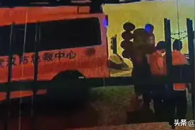 刻在骨子里的使命！小伙深夜街头抽搐，退役军人赤膊冲出岗亭"闪电救援"图片