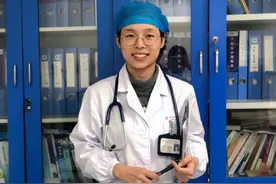 老人在公交车上直跺脚，她多看一眼救了一命图片