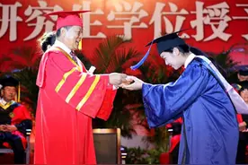 研究生晒和导师聊天记录，酸了一众学生，网友：真是“神仙导师”图片