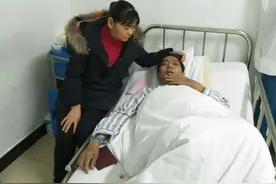为了不干活装病17年，双胞胎儿子结婚后，妻子把丈夫赶出家门图片