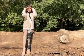 在地震中失去左腿的四川女孩，穿上了假肢，“漫游地球”图片