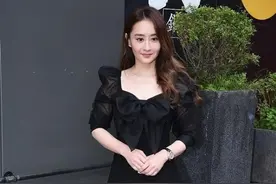 47岁陈德容状态挺真实，眼角皱纹清晰可见，但穿黑裙仍然优雅贵气图片