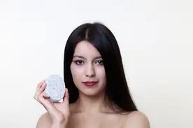 搞定女人最好的方式，不是每天联系，用这3个技巧就够了图片