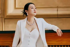 郝蕾也太勇了！西装里面直接穿抹胸不害羞，高级惊艳超越传统美图片