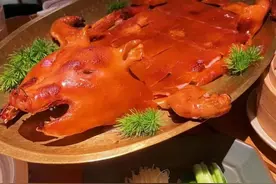 中国著名三大烤乳猪，网友评价:满汉全席主打菜之一，各有特色!图片