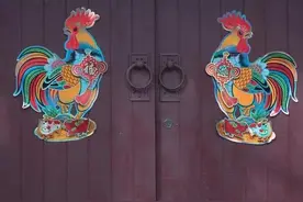 知道门上为啥要贴上公鸡吗？图片