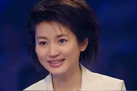 王小丫55岁断崖式衰老！穿黑裙虎背熊腰，跟宋祖英同框像两代人图片
