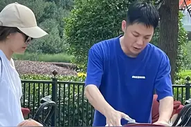 知名港星携家人现身上海迪士尼！3岁儿子抢镜，夫妻婚后双双改名图片