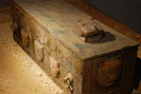 2012年，四川挖出一千年古棺图片