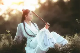 故事：她是山间女匪首，俊将军奉旨剿匪，却反被拐做“压寨夫君”图片