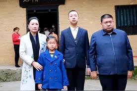 2004年毛新宇一家参观滴水洞，一进卧室，毛东东便喊：太爷太爷图片