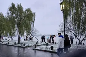 西湖的白堤和孤山图片