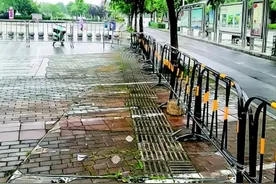 桂林一商场前非机动车停车场“圈占”人行道，城管：将督促整改或进行协调图片
