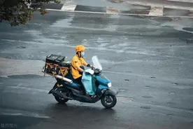 留守儿童长大后在异乡打拼梦见已去世的奶奶，看完让人泪目！图片