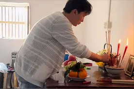 邓博回梅州祭奠养母，情难自禁哭红眼，一句话对养母的爱不言而喻图片