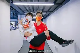 感觉柳鑫宇抱羽生结弦抱上瘾了图片