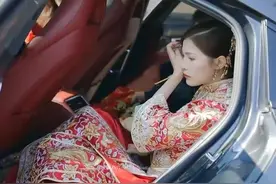 新婚，新娘在婚车上收到一条微信，哭着让司机掉头，新郎：不可能图片