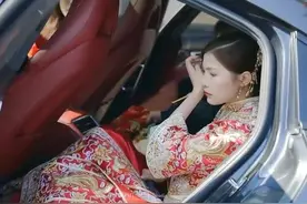 新婚，新娘在婚车上收到一条微信，哭着让司机掉头，新郎：不可能图片