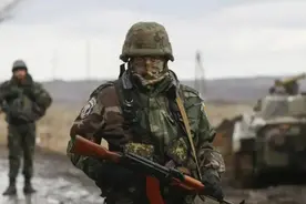 饶命！乌军士兵落单被俄军当场逮捕，审问时满地打滚哭着卖队友图片