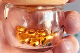 黄金价格上周震荡上行，每克上涨20元，记者调查：攒金的正确“姿势”图片