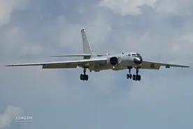 解放军亮剑，轰6K模拟攻击，歼16D成带刀护卫，台岛空防形同虚设图片
