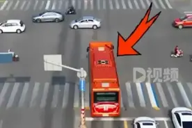 公交车闯红灯让行救护车，为生命让行也应注意安全图片