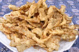 干炸蘑菇，面糊切忌用水调，谨记3要点，出锅香酥脆，凉了不回软图片