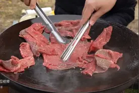 肥牛炒出香味加水煮沸放入炸酱面，搭配泡菜，瞬间香味浓郁...图片