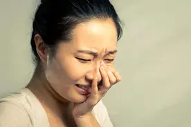 我70岁，娶了一个40岁的寡妇，新婚夜新娘一句话，差点儿把我气炸图片