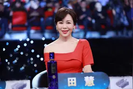 国家一级演员田慧分享泰国日常，与大象亲密接触，49岁仍丰满火辣图片
