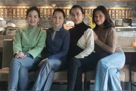 58岁李玲玉晒私下聚会照，颜值不输小8岁尤泓斐，史可也罕现身图片