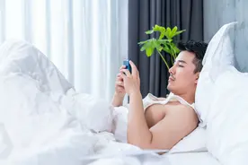 对于不想上学也不想打工、只想在家躺平的孩子，家长该怎么办图片