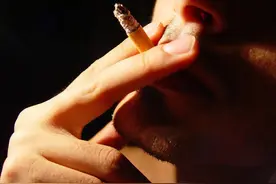 医院的楼梯口，抽烟人的伤心之地图片