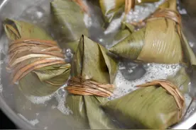 端午煮粽子，最忌只放清水煮，80奶奶教3招，粽子软糯香浓不夹生图片
