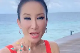47岁李玟晒美照显老态，穿比基尼腰间赘肉抢眼，腋下堆出几层褶皱图片
