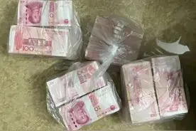 一保姆偷走厦门雇主70万元年终奖，8公斤现金藏回老家楼梯间……图片