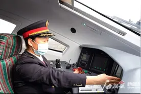 新疆首位动车组女司机李全珍：驾驶“复兴号”飞驰在新疆大地上图片