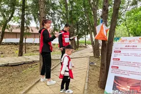 第四届“最美家庭，为爱奔跑”亲子定向越野赛开跑，边跑边学党史知识图片