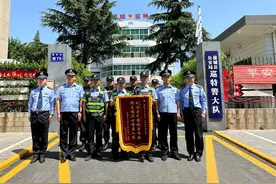 锦旗背后的暖心故事：蒲城执勤民警在华山景区及时救援受伤小朋友图片