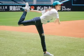林志玲露脸日本棒球开幕式，49岁紧身裤开球，好状态被赞：奇迹！图片