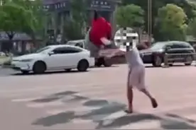 爷爷将刚满月双胞胎女婴扔在街头，目击者称路人制止差点被揍，警方：系家庭矛盾，孩子无碍已批评教育老人图片