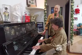 视频 | 你弹琴来我唱歌！耄耋老兵夫妇激情演绎“志愿军战歌”图片