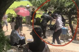 身穿保安制服就能如此？公园内年轻男子身穿保安推搡驱赶卖雪糕老人，雪糕散落一地。公园回应：非园内保安图片