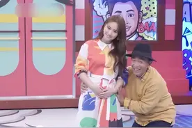 吴宗宪当众不断抚摸女儿孕肚，遭女儿数次拒绝，仍笑称：习惯了图片