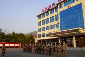 河南省舞钢市人武部组织民兵扑灭森林山火图片