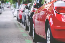 “道路停车收费太贵”引关注，当地市委书记回应图片
