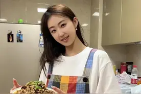 花滑女神陈虹伊晒训练照！满头大汗肌肉明显，被男运动员夸腿修长图片